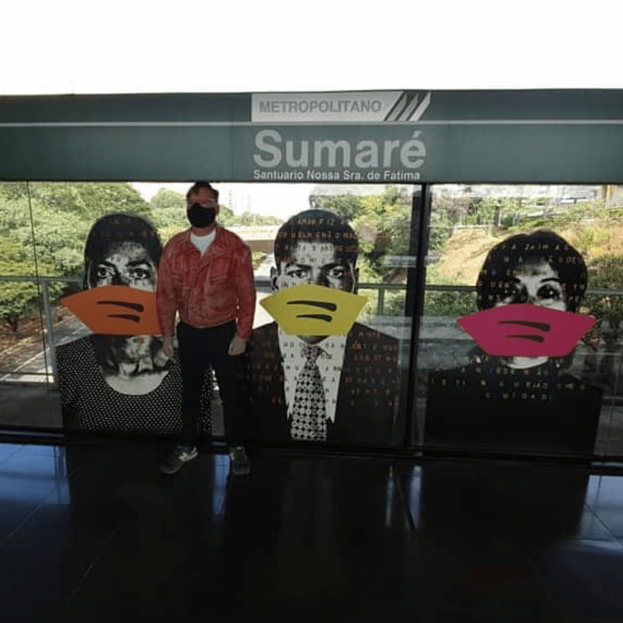 Máscaras são colocadas nos retratos artísticos da estação Sumaré