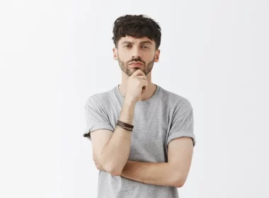 Homem olhando o próprio corpo com dúvida sobre a coloração do pênis